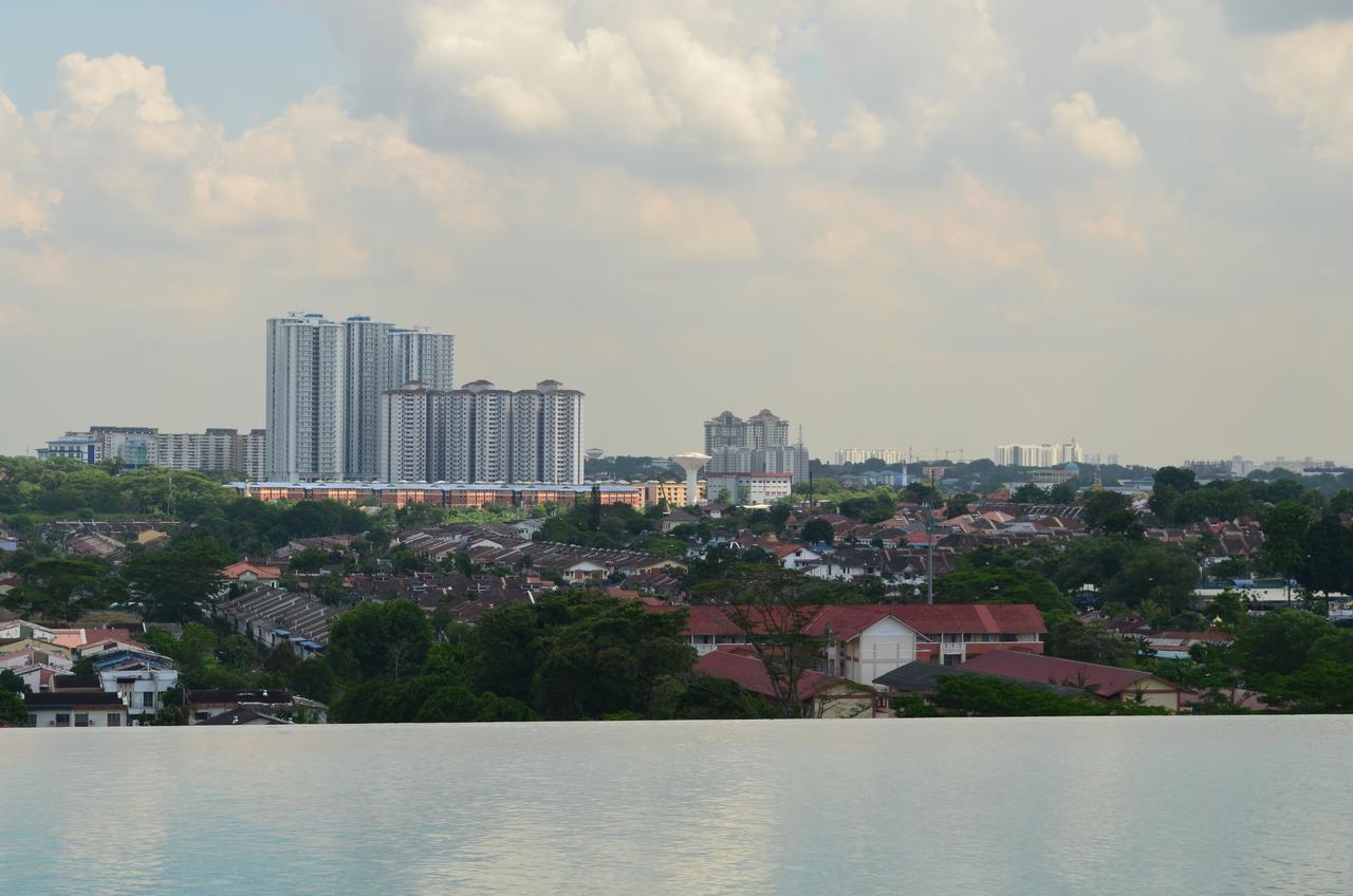 1 Tebrau Suites By Subhome Джохор-Бару Екстер'єр фото